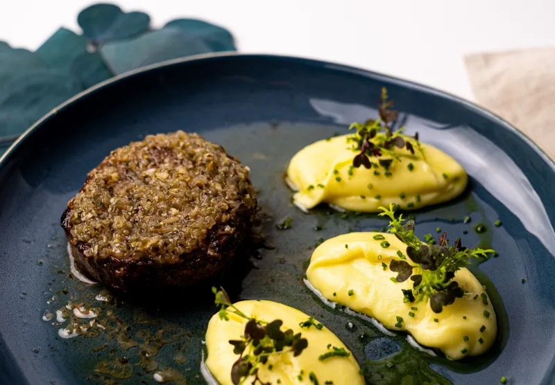 Бифштекс с медвежьим соусом и картофельным пюре