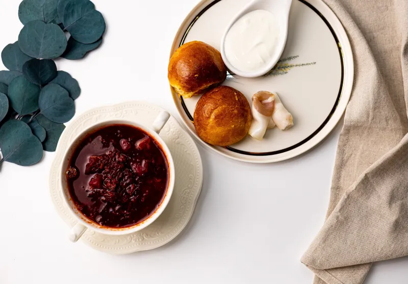 Борщ с пампушкой и салом