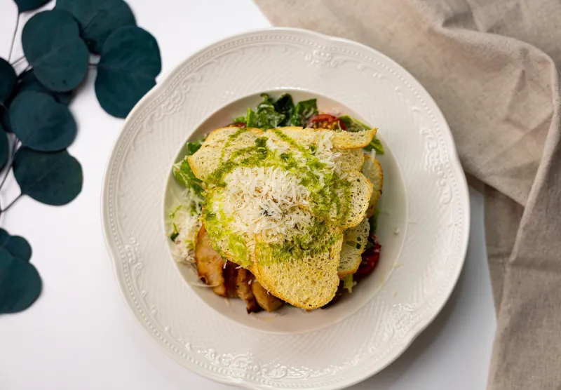 Салат цезарь с курицей