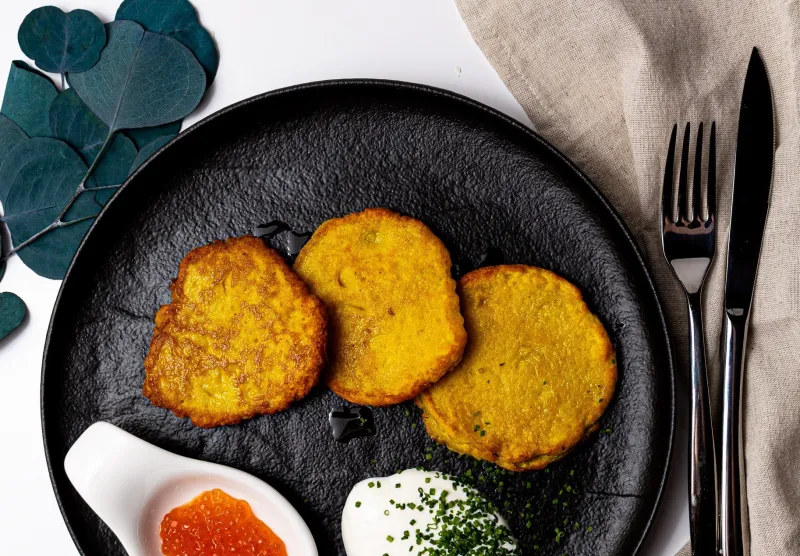 Драники с подкопченной сметаной и красной икрой