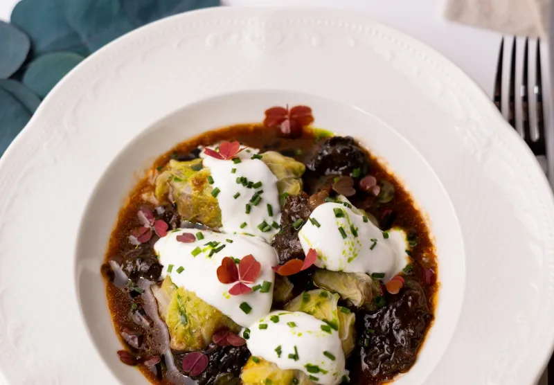 Голубцы с соусом из сморчков