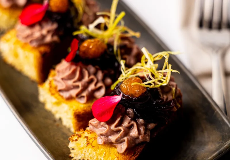 Сдоба с куриным паштетом и луковым мармеладом