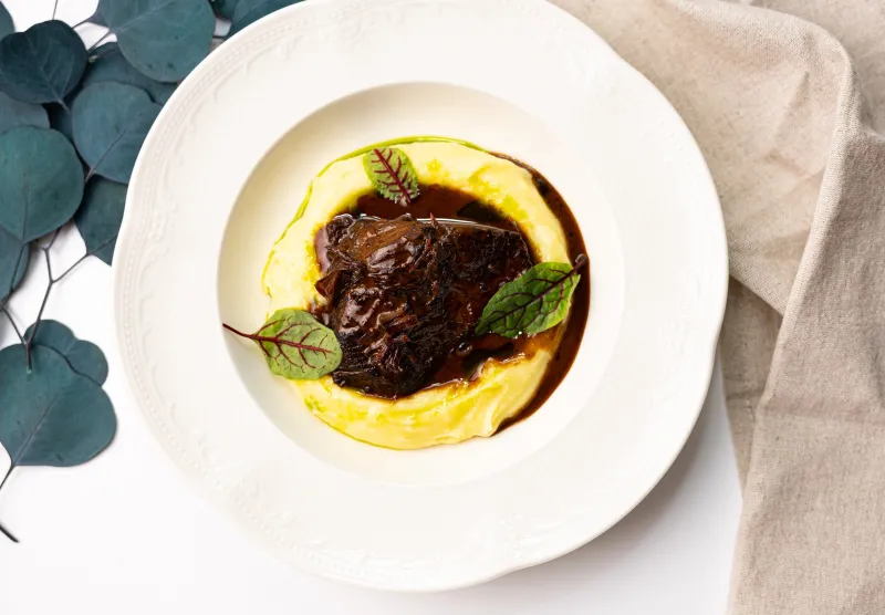 Томленая щека с картофельным пюре