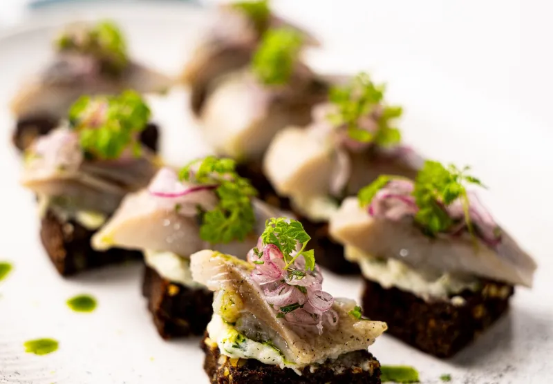 Селедка на бородинском хлебе