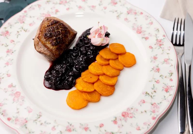 Утиное филе с соусом из ферментированной смородины